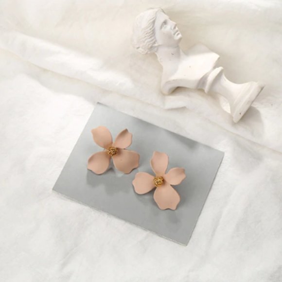 “Riya” Minimalist Cute Vibrant Daisy Stud Earring - Picture 5 of 13